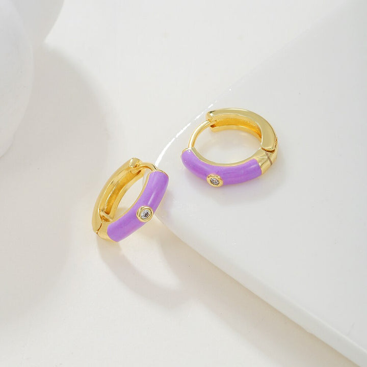 Goldene Creolen mit lila Emaille und Zirkonia, modische Ohrringe, Schmuck für Damen.