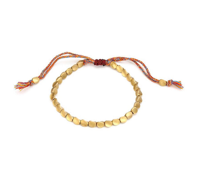 Goldfarbenes Armband mit verstellbarem Knoten, bunte Fäden, handgefertigt, Schmuckaccessoire.