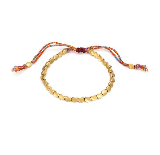 Goldfarbenes Armband mit verstellbarem Knoten, bunte Fäden, handgefertigt, Schmuckaccessoire.