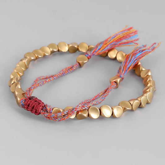 Goldfarbenes Armband mit bunten Fäden, handgefertigt, Schmuck, modisch, Accessoire.