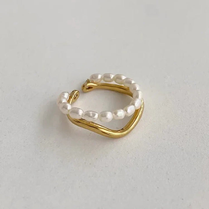 Goldener Ring mit Perlen, eleganter Schmuck, modisches Accessoire, Damenring, Geschenkidee.