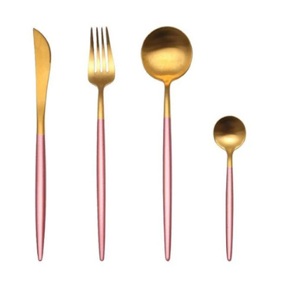 Goldenes Besteckset mit rosa Griffen, bestehend aus Messer, Gabel, Löffel und Teelöffel.