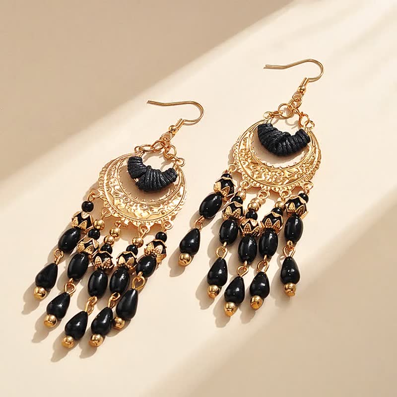 Goldene Ohrringe mit schwarzen Perlen, Boho-Stil, handgefertigt, Modeschmuck, Damenaccessoire.