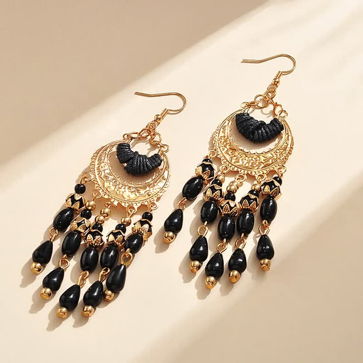 Goldene Ohrringe mit schwarzen Perlen, Boho-Stil, handgefertigt, Modeschmuck, Damenaccessoire.