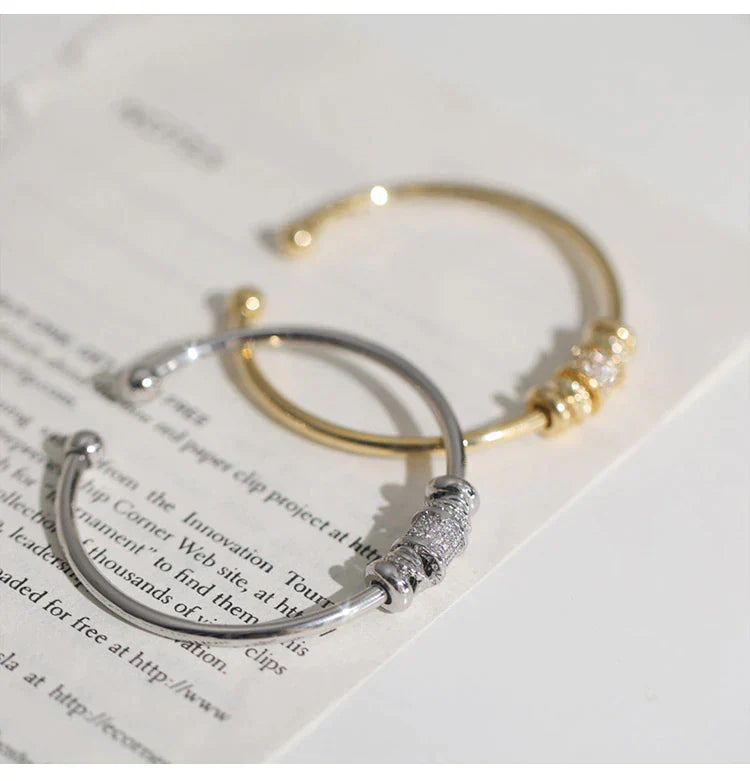 Zwei Armreifen, gold und silber, mit Strasssteinen, elegant, Schmuck, Accessoire, Damen.