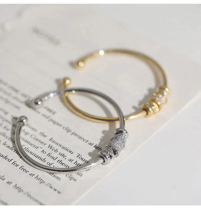 Zwei Armreifen, gold und silber, mit Strasssteinen, elegant, Schmuck, Accessoire, Damen.