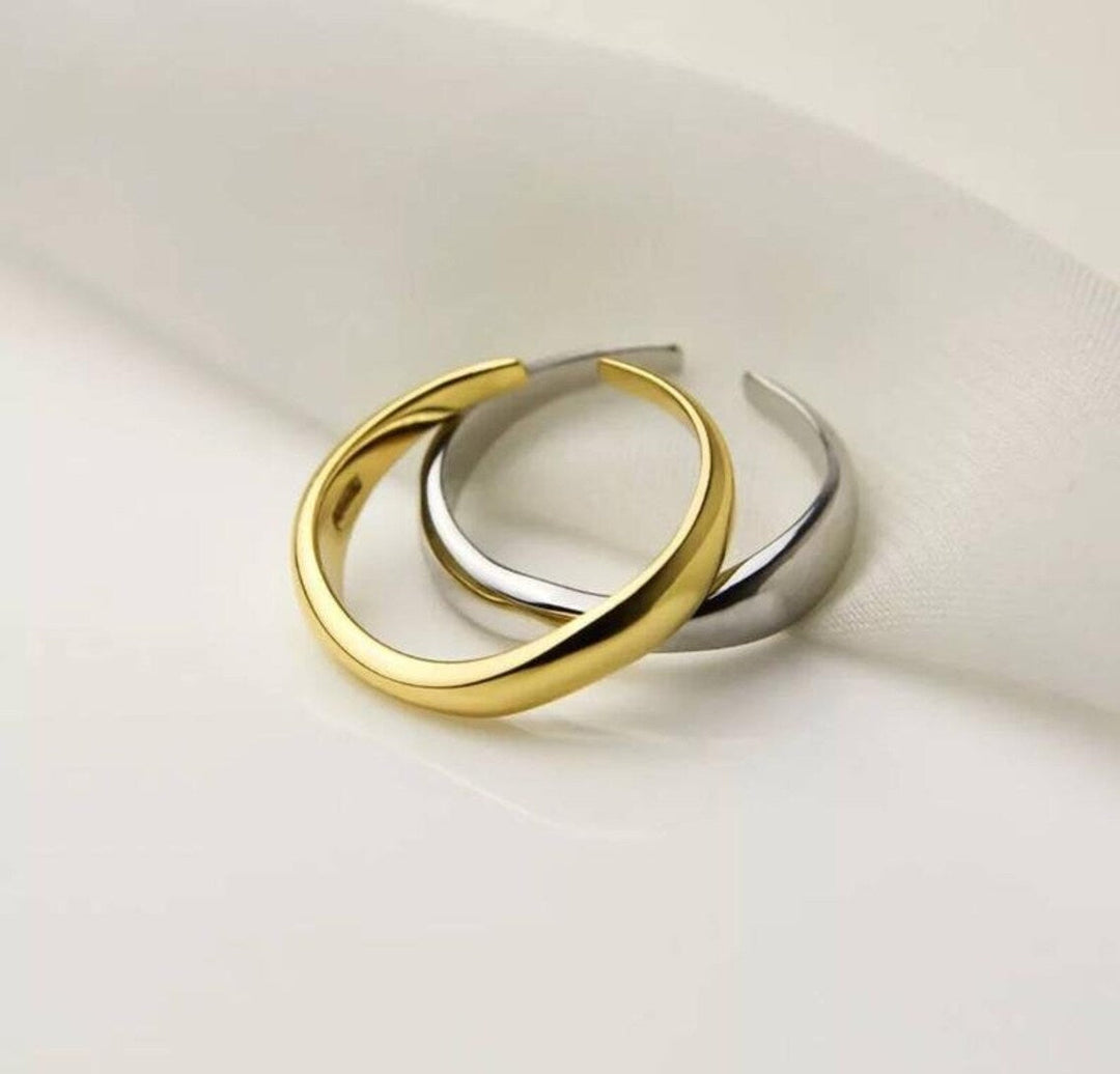 Goldene und silberne Creolen, minimalistisches Design, Schmuck für Damen.