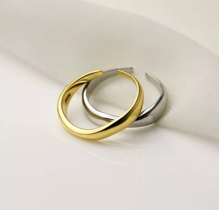 Goldene und silberne Creolen, minimalistisches Design, Schmuck für Damen.