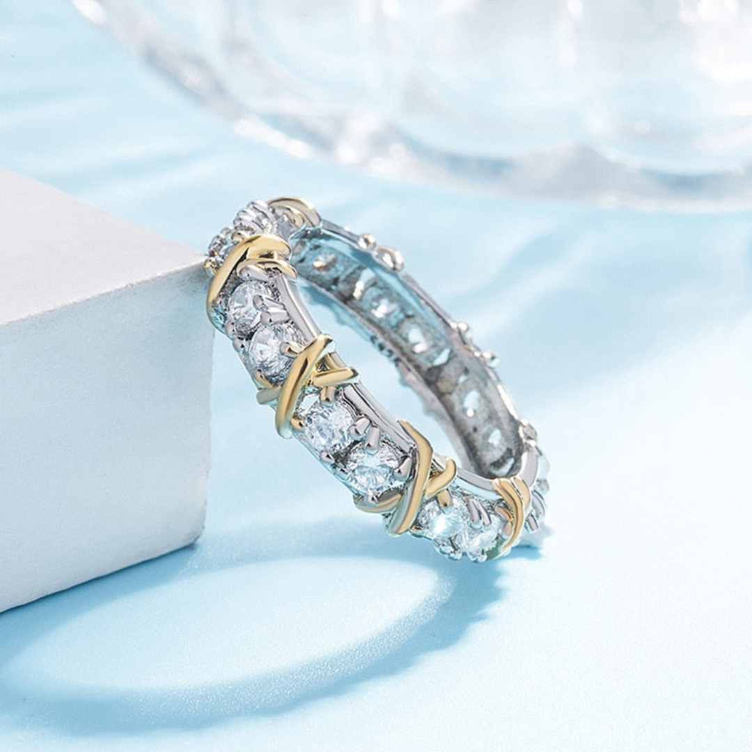Silberner Ring mit Diamanten und goldenen Akzenten, luxuriöser Schmuck, elegantes Design.