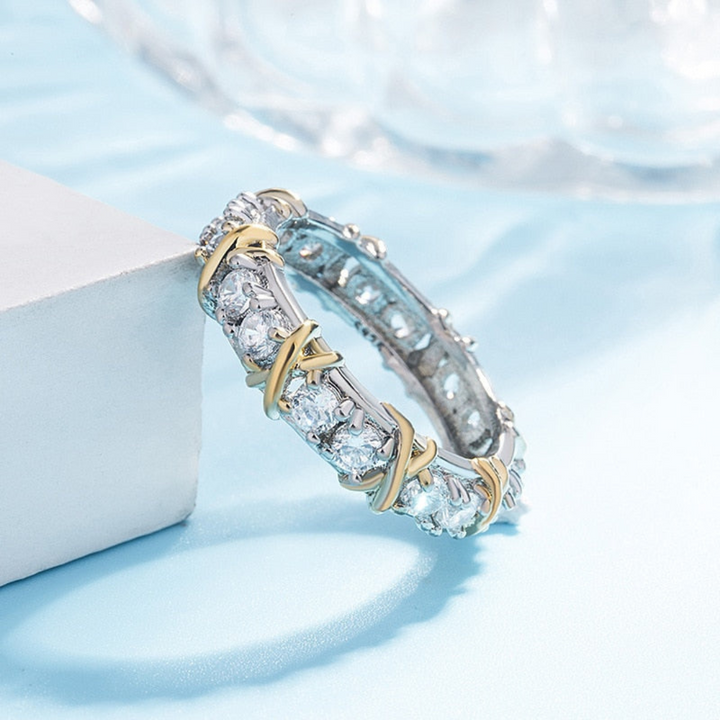 Silberner Ring mit Diamanten und goldenen Akzenten, luxuriöser Schmuck, elegantes Design.