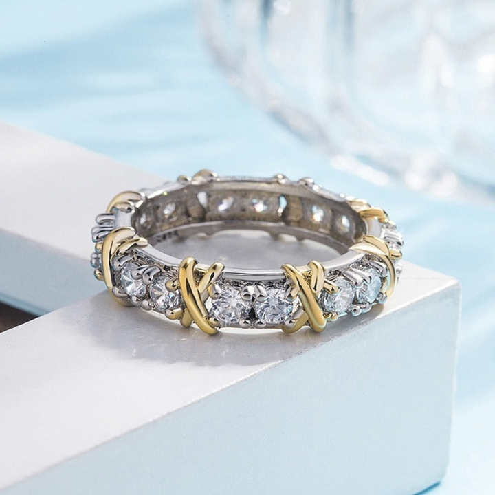 Goldener und silberner Diamantring, luxuriöses Schmuckdesign, funkelnd, elegantes Accessoire.