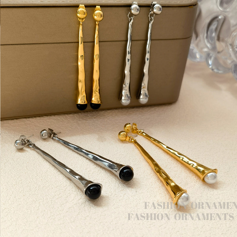 Goldene und silberne Ohrringe, Metall, Tropfenform, modisches Design, Schmuckaccessoire.