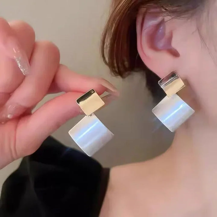 Goldene und silberne geometrische Ohrringe, modern, elegant, Schmuck für Damen.