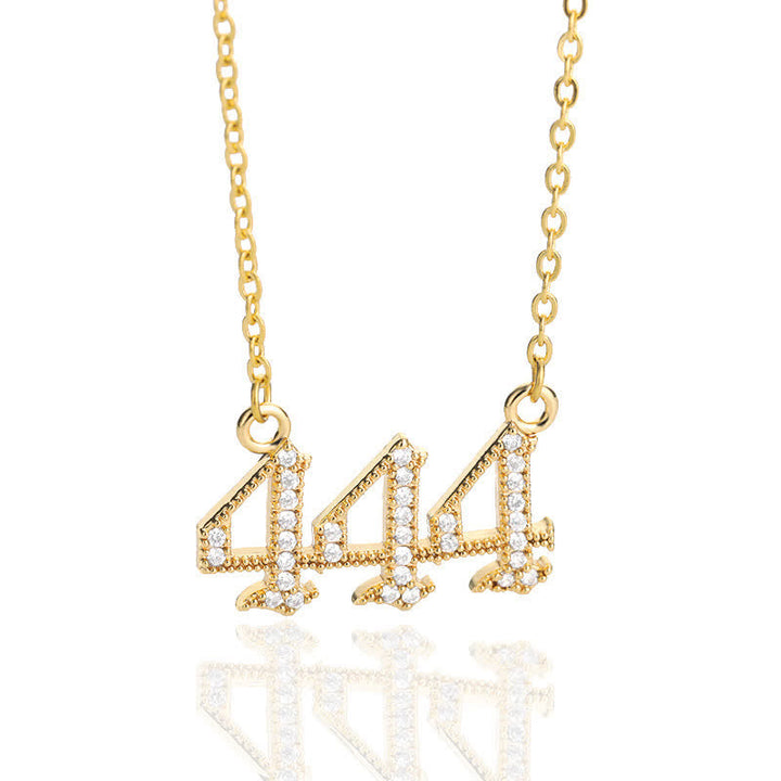 Goldene Halskette mit "444"-Anhänger, verziert mit funkelnden Kristallen, modischer Schmuck.