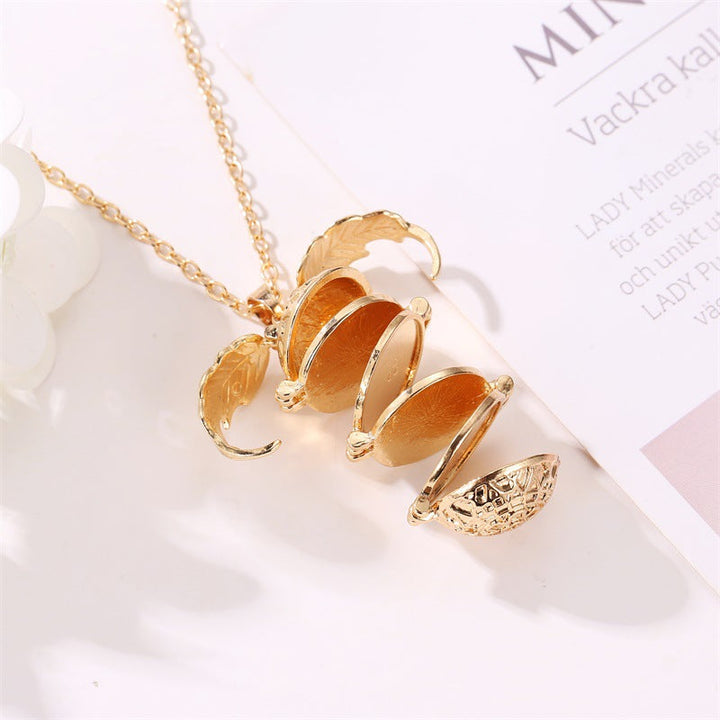 Goldene Bienen-Halskette, filigranes Design, Modeschmuck, Damenaccessoire, Geschenkidee.
