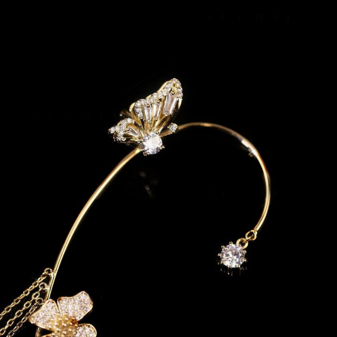 Goldener Haarschmuck mit Kristallen, Schmetterlingsdesign, elegantes Accessoire für Hochzeiten.