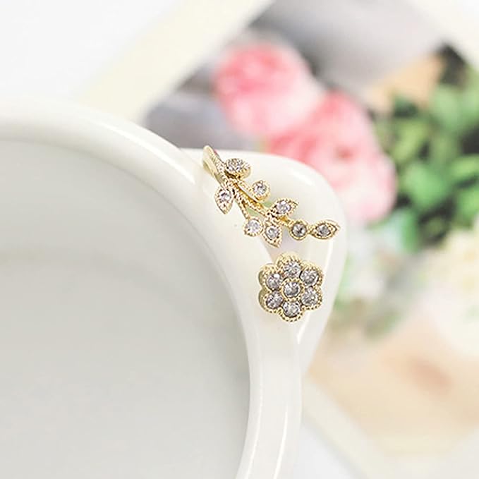 Goldene Blumenohrringe mit Kristallen, eleganter Schmuck, modisches Accessoire, Geschenkidee.