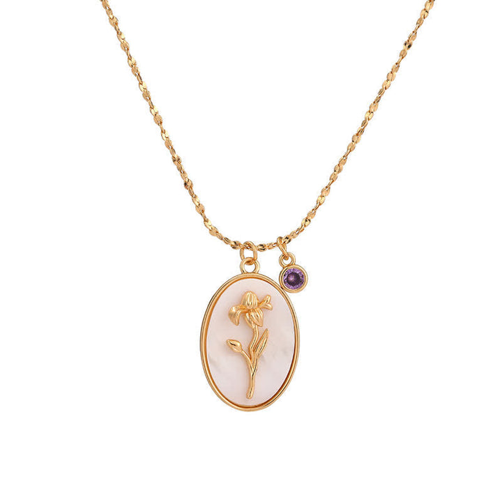 Goldene Halskette mit ovalem Anhänger, Blumenmotiv, Amethyst-Detail, eleganter Schmuck.