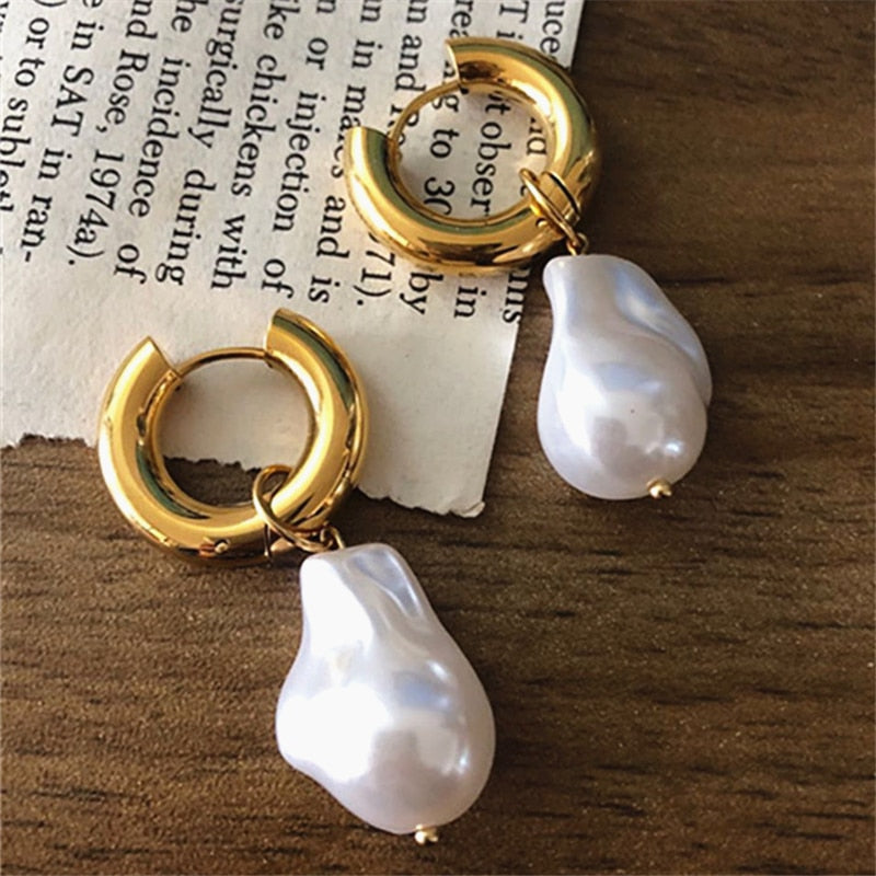 Goldene Creolen mit weißen Perlenanhängern, modische Ohrringe, Schmuck für Damen.