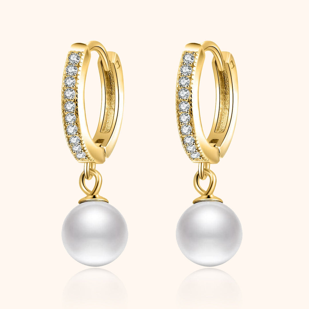 Goldene Creolen mit Perlenanhänger und Zirkonia, eleganter Schmuck, Damen Ohrringe.