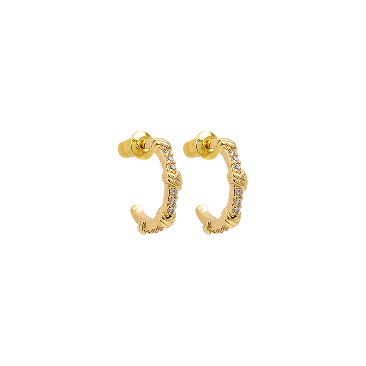 Goldene Creolen Ohrringe, strukturiertes Design, eleganter Schmuck, modisches Accessoire.