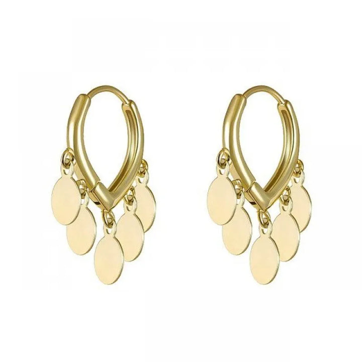 Goldene Creolen Ohrringe mit runden Anhängern, modisches Schmuckstück, Damenaccessoire.