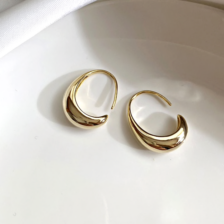 Goldene Creolen Ohrringe, glänzend, modisch, Schmuck für Damen, elegantes Design.