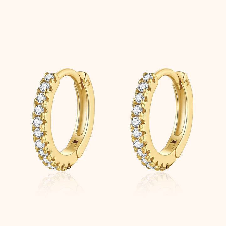 Goldene Creolen mit Diamanten, eleganter Schmuck, luxuriöse Ohrringe, modisches Accessoire.