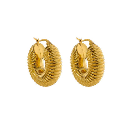 Goldene Creolen Ohrringe, geriffelt, modisch, Schmuck für Damen, elegantes Design.