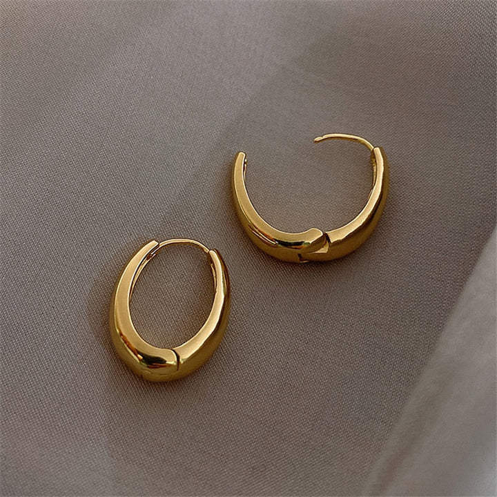 Goldene Creolen Ohrringe, glänzend, elegant, Schmuck, Accessoire, Damenmode, Geschenkidee.