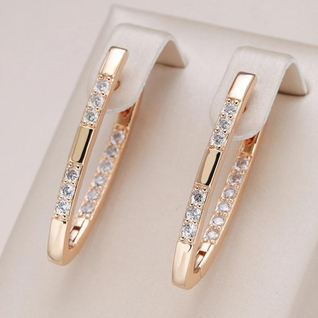 Roségoldene Creolen mit Zirkonia-Steinen, eleganter Schmuck, Damen-Ohrringe, Geschenkideen.