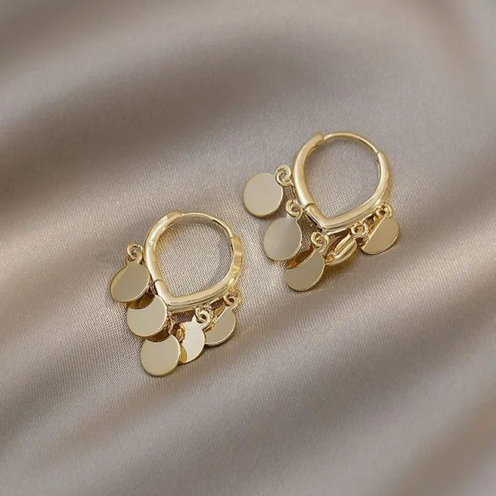 Goldene Creolen Ohrringe mit runden Anhängern, modischer Schmuck, elegant, Damen Accessoire.