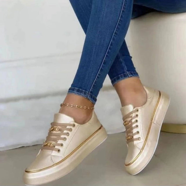 Goldene Damen-Sneaker, Leder, modisch, bequem, mit Kettenverzierung, lässiger Stil.