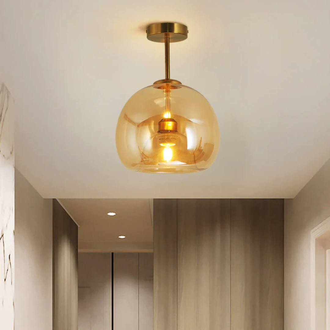 Goldene Deckenleuchte mit Glas-Schirm, moderne Innenbeleuchtung, warmes Licht, Flur.
