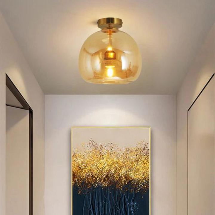 Goldene Deckenleuchte aus Glas, moderne Innenbeleuchtung, elegantes Design, Wohnzimmerlampe.