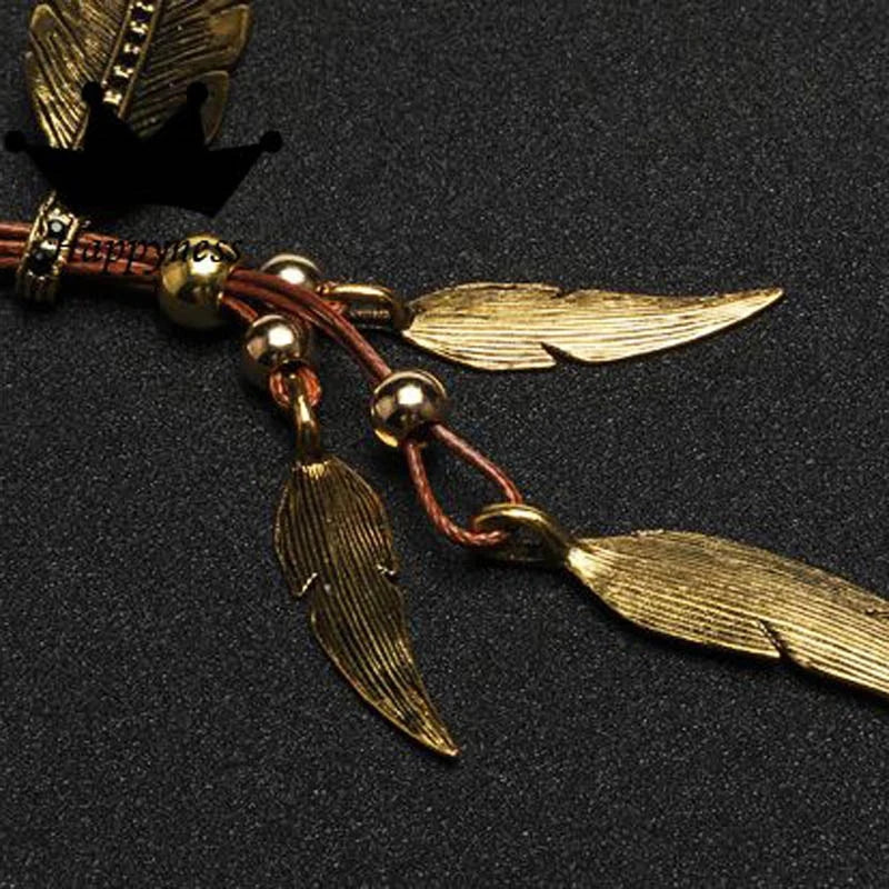 Goldene Federohrringe auf schwarzem Hintergrund, Modeschmuck, elegantes Design.