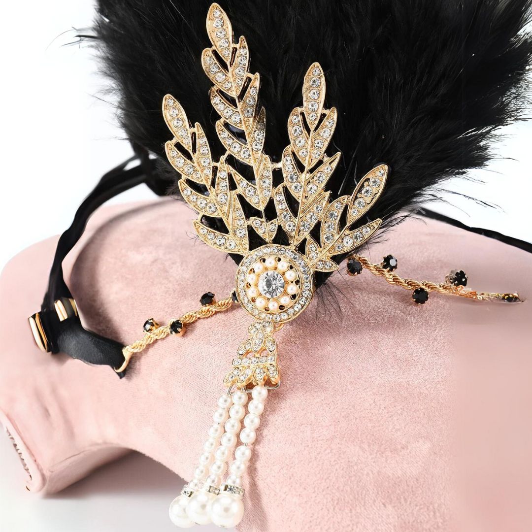 Goldene Strass-Haarspange mit schwarzen Federn und Perlen, elegantes Accessoire.