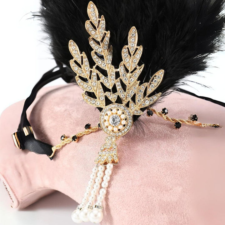 Goldene Strass-Haarspange mit schwarzen Federn und Perlen, elegantes Accessoire.