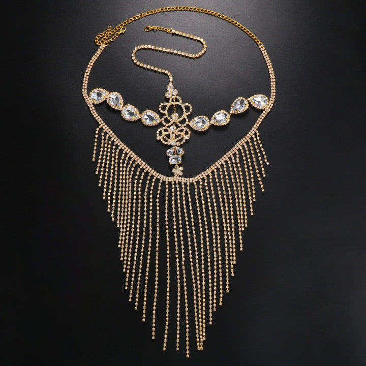 Goldene Halskette mit Kristallen und Fransen, elegantes Schmuckdesign, luxuriöses Accessoire.