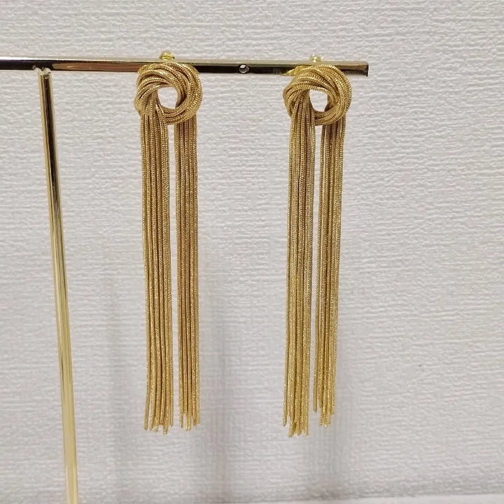 Goldene Quasten-Ohrringe, lang, elegant, aus Metall, modisches Accessoire, Damen-Schmuck.
