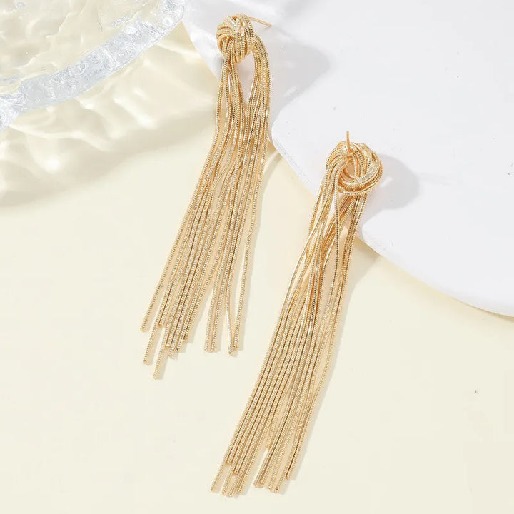 Goldene Quasten-Ohrringe, lang, elegant, modisch, Damen-Schmuck, Accessoire, Geschenkidee.