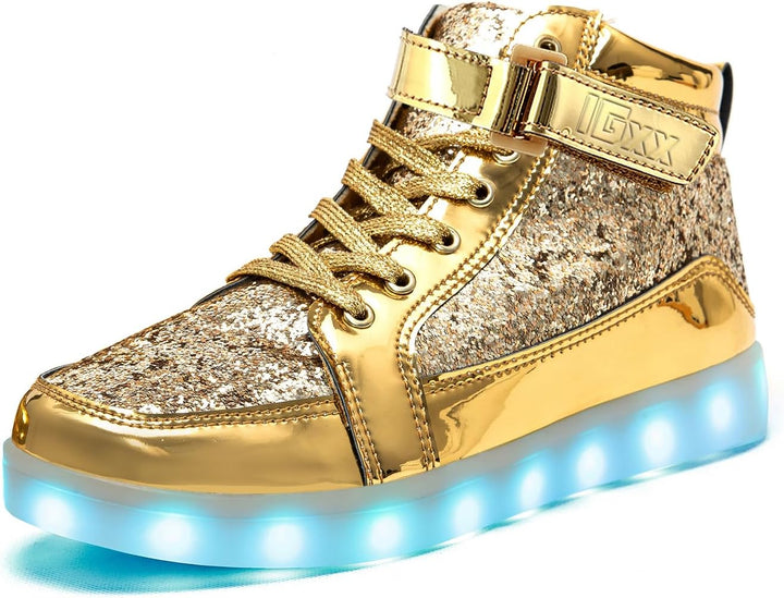 Goldene LED-Sneaker für Kinder, glitzernd, mit leuchtender Sohle, modisch und auffällig.