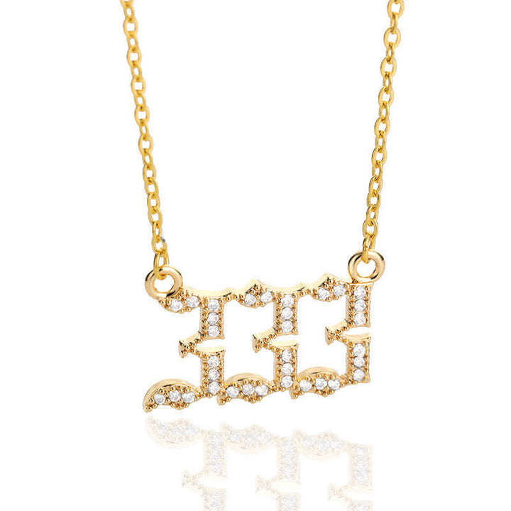 Goldene Namenskette mit Diamanten, personalisierter Schmuck, elegantes Design, Geschenkidee.