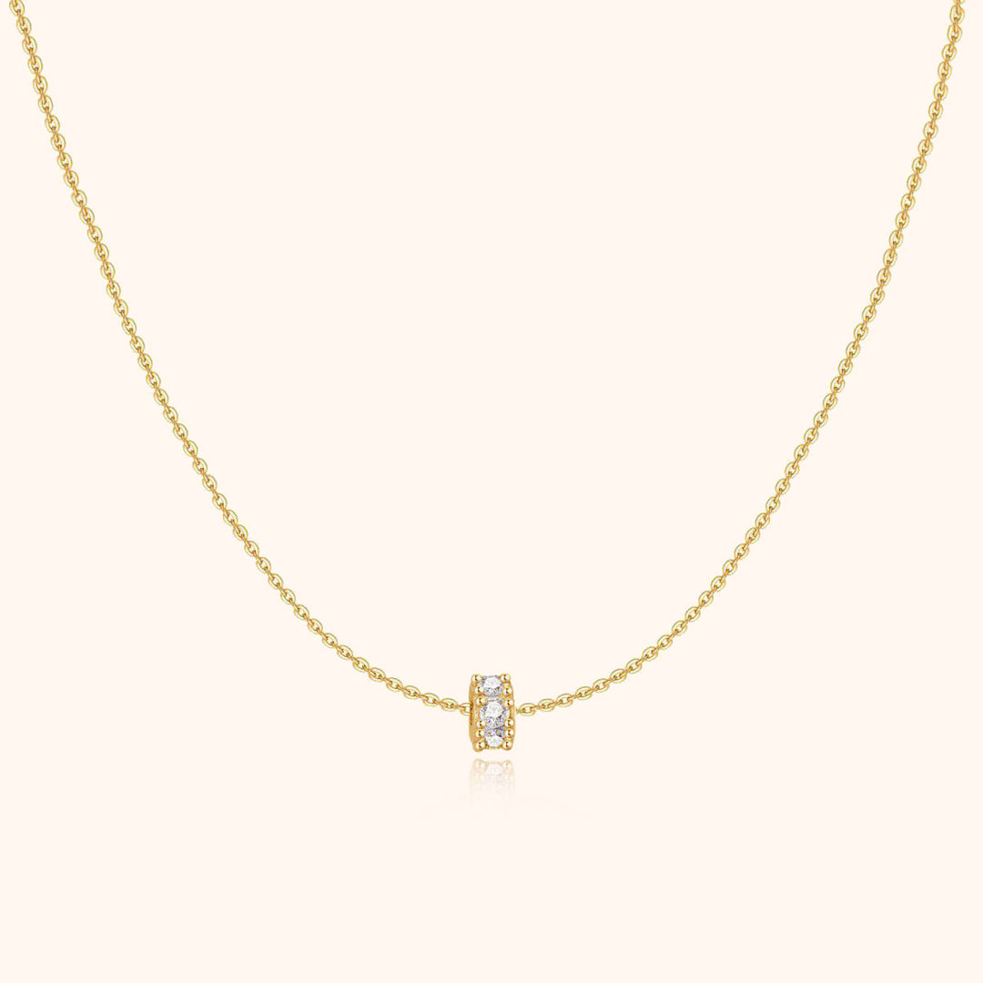 Goldene Halskette mit Diamantanhänger, elegantes Schmuckstück, feine Kette, Damenaccessoire.