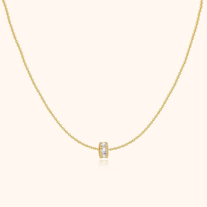 Goldene Halskette mit Diamantanhänger, elegantes Schmuckstück, feine Kette, Damenaccessoire.