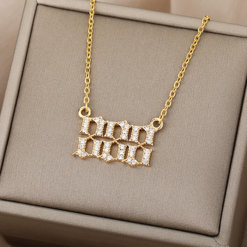 Goldene Halskette mit funkelndem Colosseum-Anhänger, eleganter Schmuck, Geschenkidee.