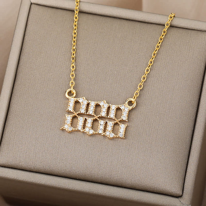 Goldene Halskette mit funkelndem Colosseum-Anhänger, eleganter Schmuck, Geschenkidee.