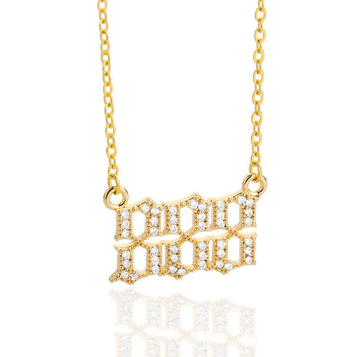 Goldene Halskette mit funkelndem Diamantanhänger, elegantes Schmuckdesign, luxuriöses Accessoire.