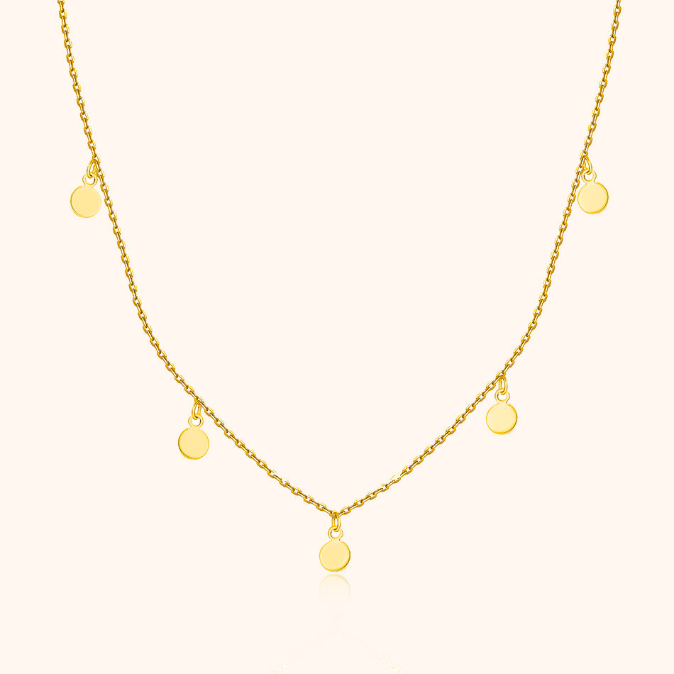 Goldene Halskette mit runden Anhängern, elegantes Schmuckdesign, Damenaccessoire.