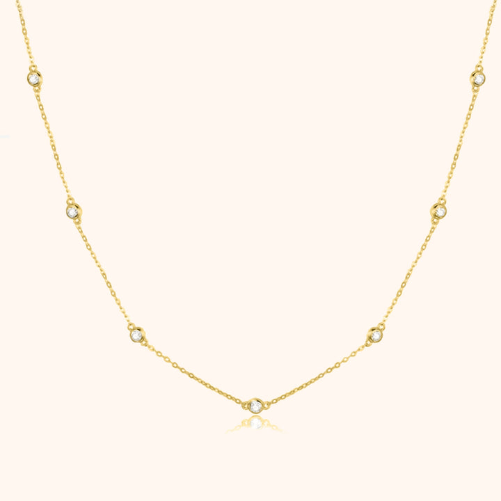 Goldene Halskette mit kleinen Diamanten, elegantes Schmuckdesign, Damenaccessoire.